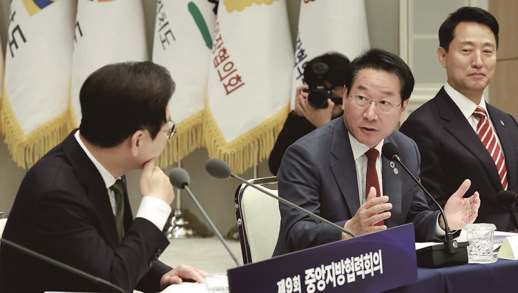 유정복(가운데) 시도지사협의회장 겸 인천시장이 2025년 11월 12일 용산 대통령실에서
이재명 대통령이 주재한 중앙지방협력회의에서 발언하고 있다. /사진 연합뉴스