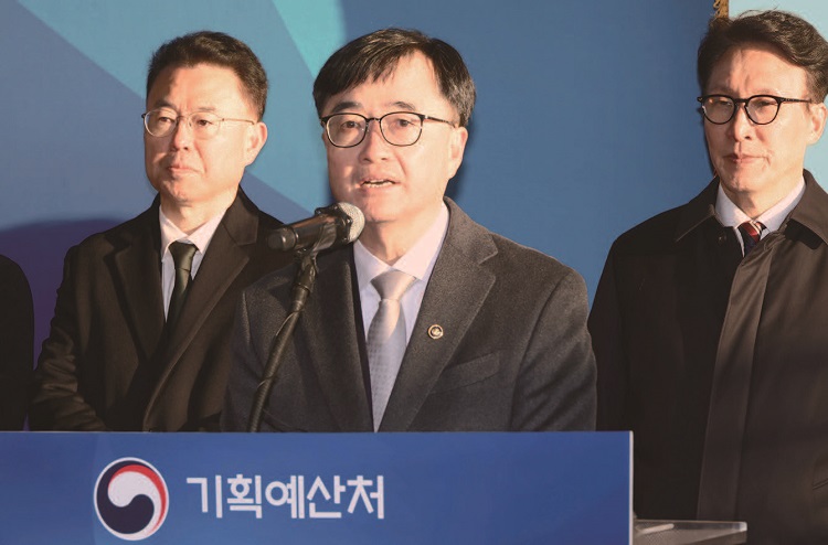 임기근(가운데) 기획예산처 장관 직무대행 차관이 1월 2일 세종시 정부세종청사
에서 열린 기획처 현판 제막식에서 출범사를 하고 있다. /사진 뉴시스