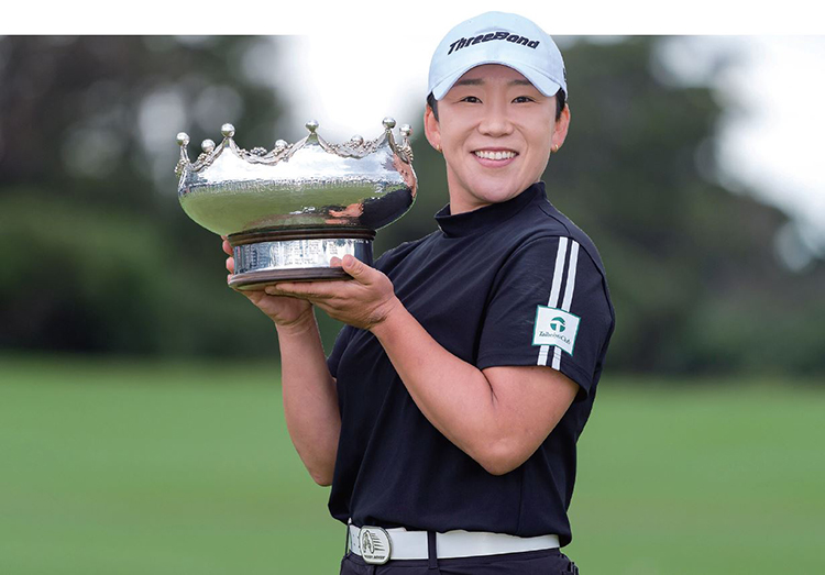 2024년 신지애가
‘SPS 한다 호주오픈’에서
통산 65승을 거두고
우승컵을 들고 기념 촬영을
하고 있다. /사진 KPS