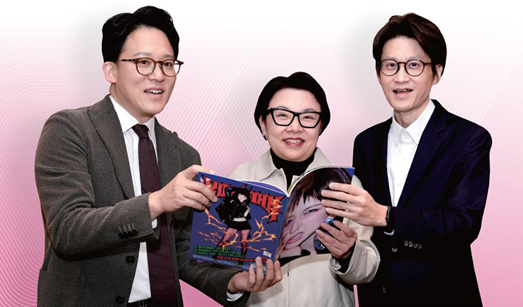 이성수 SM엔터테인먼트 CAO, 민희경 CJ 부사장, 임희윤 문화평론가(왼쪽부터)가 1월 9일 서울 성동구 있는 SM엔터테인먼트 본사에서 걸그룹 에스파의 6집 미니앨범을  보며 이야기를 나누고 있다. /사진 조선비즈 