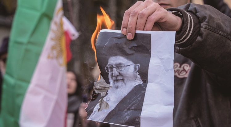 2026년 1월 12일 이탈리아 밀라노 이란 영사관 앞에서 열린 시위에서 한 남성이 이란 최고 지도자 아야톨라 알리 하메네이의 사진을 불태우고 있다. /사진 AP연합