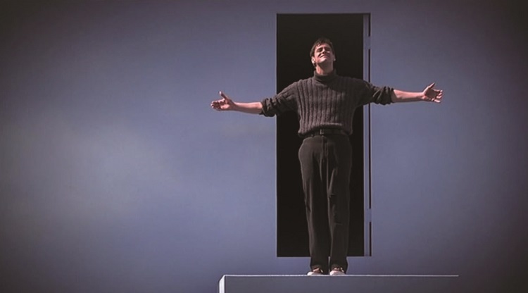 거짓 세계인 시헤이븐을 탈출해 현실로 나가는 트루먼. /사진  
파라마운트 픽처스