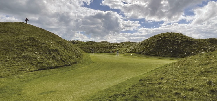 라힌치는 아일랜드 서부 지역 마을 한복판에 자리잡은 정겨운 코스다. 하지만 일단 샷을 시작하면 전략적인 선택을 해야만 살아남을 수 있는 곳이기도 하다. 관능적인 사구를 넘겨 샷을 하고 나면 3단으로 물결치는 까다로운 그린이 기다린다. /사진 올댓골프