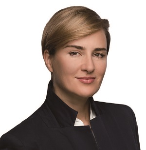 마그달레나 플론카 - 폴란드 바르샤바 국제패션학교(MSKPU) 설립자, 폴란드 바르샤바 미술아카데미 패션디자인학 석사, 포르투갈 리스본 IADE 크리에이티브대 패션학 박사, '패션 윤리- 의류 산업의 CSR' 저자, 현 바르샤바 지방법원 의상 디자인 및 디자인 분야 법정 감정인, 전 폴란드 기초인프라·개발부 소속 책임경영 자문위원회 위원 /사진 마그달레나 플론카