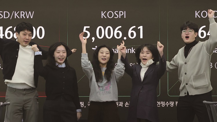 1월 22일 오전 서울 중구 하나은행 본점 딜링룸 전광판에
코스피 지수가 장중 5000포인트를 넘자 직원들이 환호하고 있다. /사진 뉴스1