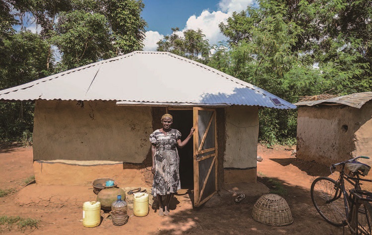 케냐 서부 농촌의 하얀 지붕과 방충망이 설치된 주택. 저렴한 주택 개조 기술로 실내 온도도 낮추고 모기도 막
는 효과를 거뒀다. /사진 해비타트 인터내셔널