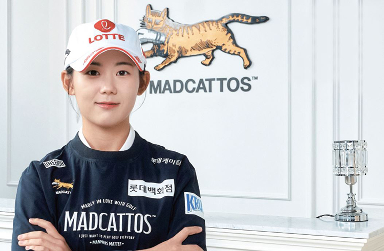 2026시즌 LPGA투어 데뷔를 앞둔 황유민은 ‘골프에 미친 행운의 고양이’를 콘셉트로 한 골프 웨어 매드캐토스와 의류 후원 계약을 맺었다. /사진 올댓골프