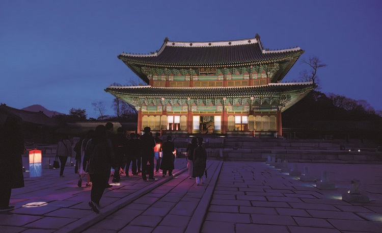 창덕궁 달빛기행 참가자가 창덕궁 인정전 일대를 관람하고 있다. /사진 국가유산진흥원