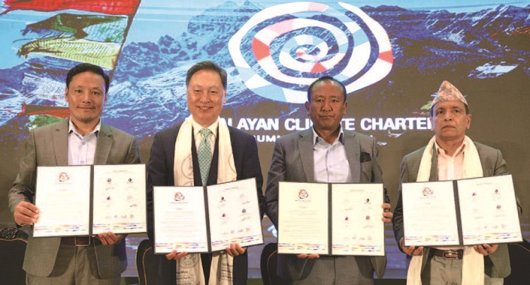 BYN블랙야크그룹 강태선 회장이 네팔 현지 관계자와 ‘히말라야 기후 헌장 2025’에 서명한 후 기념사진을 촬영하고 있다. /사진 BYN블랙야크그룹