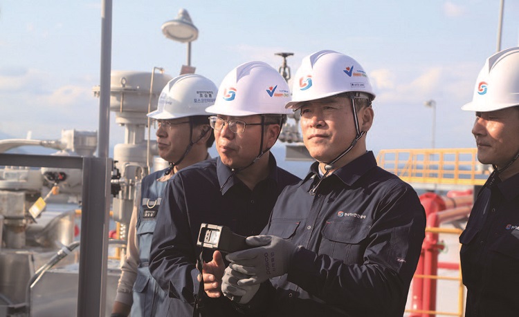 박경국 한국가스안전공사 사장이 광양 LNG터미널에서 현장 안전 점검을 하고 있다. /사진 한국가스안전공사