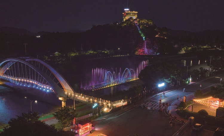 화순 제10경 꽃강길 음악분수와 개미산 전망대. 꽃
강길 음악분수는 3월에서 11월까지 운영한다. /사진 화순군