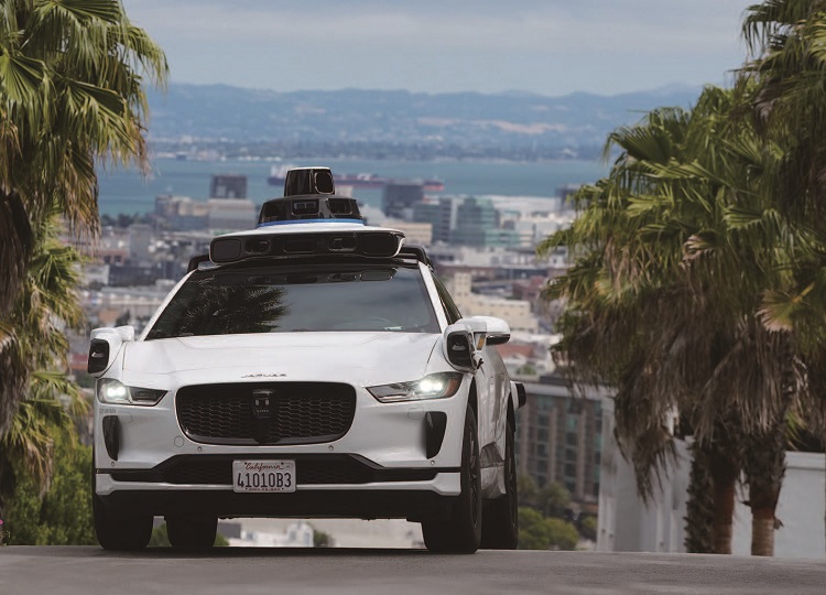 미국 샌프란시스코에서 운행 중인 구글의 자율주행
자회사 웨이모(Waymo)의 로보택시. 라이다, 레이
다, 카메라를 결합한 다중 센서 융합 방식으로 높은
수준의 안전성과 예측 가능성을 확보했다. /사진 AP연합