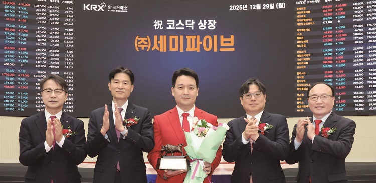 조명현(가운데) 세미파이브 대표가 2025년 12월 29일 오전 서울 영등포구에 있는 한국거래소 서울사옥 홍보관에서 열린 세미파이브의 코스닥시장 상장 기념식 직후 기념 촬영을 하고 있다. /사진 뉴스1