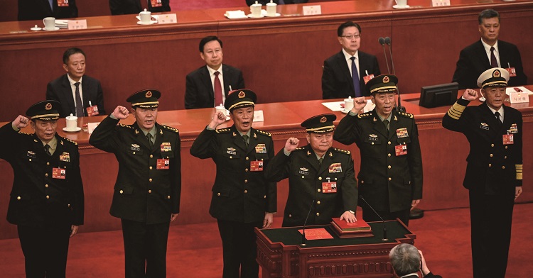 장유샤(맨 앞)와 장성민(왼쪽부터), 류전리, 허웨이둥, 리상푸, 먀오화가 2023년 3월 11일 중국 베이징 인민대회당에서 중앙군사위원회 부주석 및 위원으로 선출된 뒤 선서하고 있다. 이 가운데 현재는 장성민 부주석만 남아 있다. /사진 로이터연합