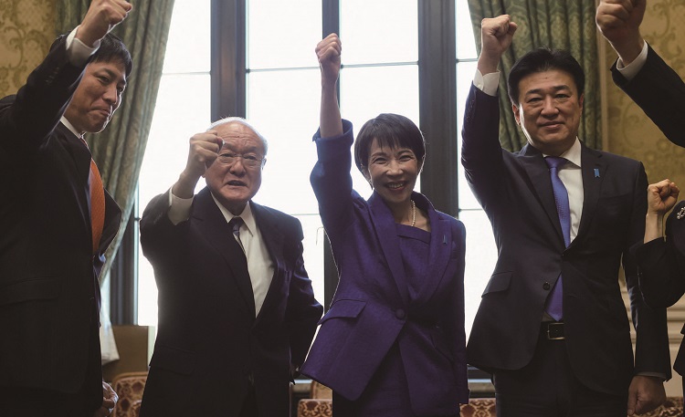 1월 23일 일본 도쿄에서 중의원 해산 이후, 다카이치 사나에(왼쪽에서 세번째) 일본 총리가 당 소속 의원들과 함께 주먹을 들어 올리며 "간바로(힘내자)"를 외치고 있다. /사진 로이터연합