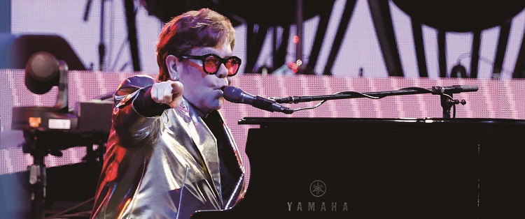 엘튼 존은 큰 매출에도
큰 소비벽 때문에 억만장자
반열에 이름을 올리지 못하고
있다. /사진 로이터뉴스1