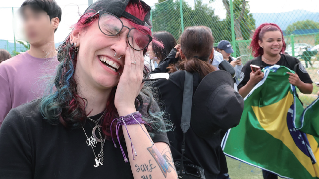 2025년 6월 10일 강원도 춘천시 신북읍 체육공원 축구장에서 전역을 마친 방탄소년단(BTS)의 RM과 뷔를 본 브라질 아미(방탄소년단 팬덤명)들이 감격에 겨워 눈물을 흘리고 있다. / 사진 뉴스1