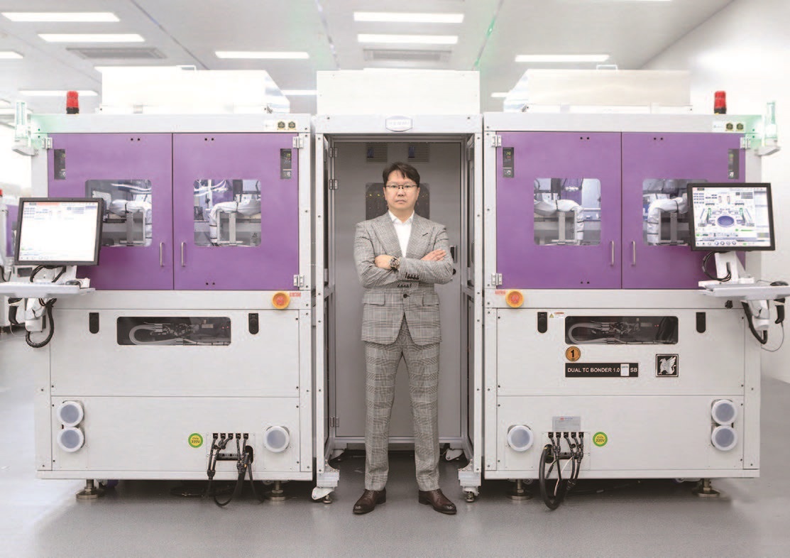 한미반도체가 출시한 6세대 고대역폭메모리(HBM)용 ‘TC 본더 4’와 곽동신 회장. / 사진 한미반도체