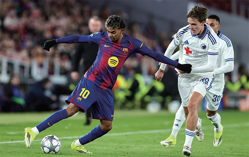'메시의 후계자'로 불리며 등번호(10번)까지 물려받은 FC바로셀로나의 라민 야말(왼쪽)의 경기 모습. / AFP연합