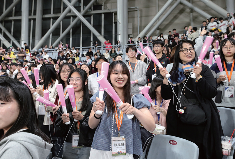 2025년 4월 서울 고척 스카이돔에서 키움 히어로즈와 LG 트윈스의 프로야구 경기를 관람 중인 대만 학생들. / 한국관광공사