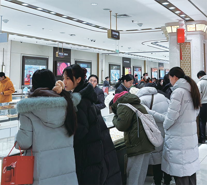 차이바이 1층에 금을 사기 위한 방문객이 진열대를 바라보고 있다. / 이은영 기자