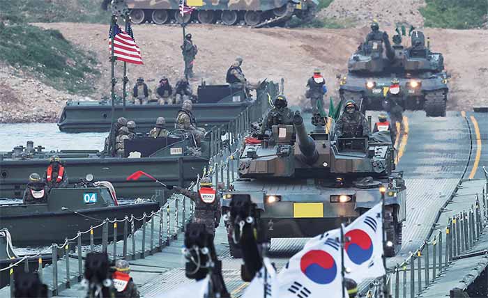 한미 장병들이 2025년 11월 경기 여주시 남한강에서 ‘연합 도하 훈련’을 하고 있다. / 연합뉴스