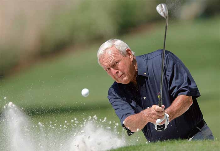 아놀드 파머가 2008년 미국 조지아주 오거스타내셔널골프클럽에서 열린 마스터스 파3 콘테스트에서 벙커샷을 하고 있다. / 로이터연합
