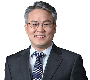 이석훈 자본시장연구원 금융산업실 실장 - 서강대 경제학 학·석사, 미국 텍사스 오스틴대 경제학 박사, 현 한국거래소 코스닥시장 공시위원회 위원, 현 한국증권금융 신탁위원회 자문위원, 전 금융감독원 분쟁조정위원회 위원, 전 한국증권학회 이사