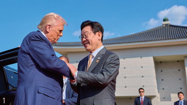 1. 이재명 대통령과 도널드 트럼프 미국 대통령이 2025년 10월 경북 경주박물관 앞에서 악수하고 있다. /대통령실