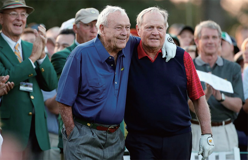 2015년 마스터스 골프 토너먼트 개막을 앞두고 명예 시타 행사에 참가한 아놀드 파머(왼쪽)가 라이벌이자 오랜 벗인 잭 니클라우스를 정답게 감싸 안고 있다. /로이터연합
