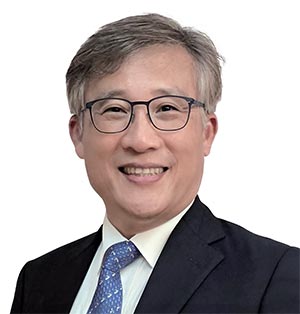 박성동 스페이스파크 대표 - 한국과학기술원(KAIST·카이스트) 전기 및 전자공학과, 영국 서리대 위성통신공학 석사, 현 국가과학기술자문회의(대통령 직속) 위원, 전 카이스트 인공위성연구센터 연구원, 전 쎄트렉아이 대표 및 전 이사회 의장