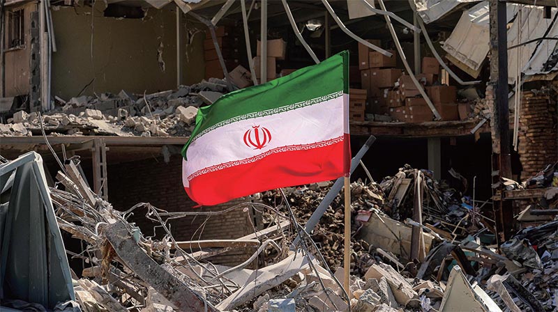 3월 3일 미국과 이스라엘의  폭격으로 파괴된 이란 수도 테헤란의  한 건물 잔해 위로 이란 국기가  나부끼고 있다. /AFP연합