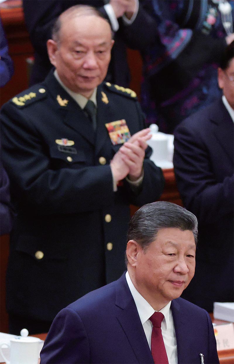 3월 5일 전인대 개막식에 참석한 시진핑(앞) 중국 국가주석과 장성민 중앙군사위원회 부주석. 애초 7명이었던 중앙군사위원회에 두 사람만 남았다. /로이터연합