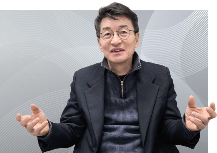 류근관 서울대 경제학부 교수 - 서울대 경제학 학·석사, 전 UCLA 경제학과 조교수, 전 통계청장, 전 UN 통계위원회 의장단, 전 OECD 통계정책위원회 의장단 / 윤희훈 기자