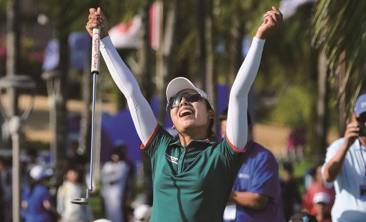 이미향이 3월 8일 중국 하이난성 랑수이에서 열린 블루베이 LPGA 최종 라운드에서 우승을 확정한 뒤 환호하고 있다. /사진 신화뉴스1