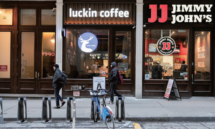 미국 뉴욕 맨해튼에 있는 루이싱커피 매장. /사진 블룸버그