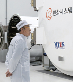 김승연 한화그룹 회장이 1월 8일 한화시스템 제주우주센터 내 우주환경 시험장을 살펴보고 있다. /사진 한화그룹 