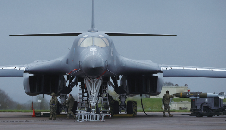 미 공군이 3월 16일 영국 공군기지에서 B-1 폭격기에 폭탄을 싣고 있다. /사진 로이터연합