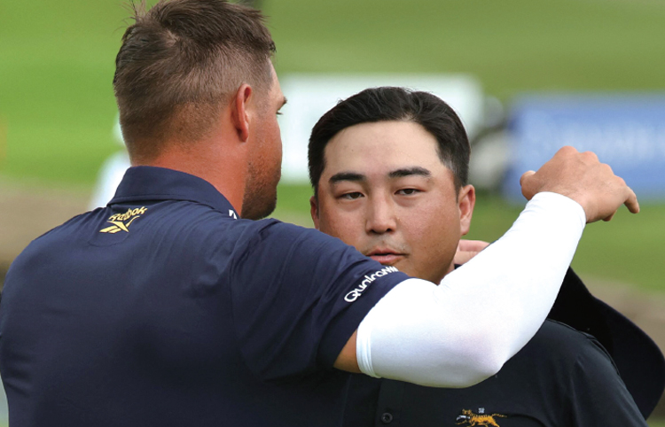 아람코 LIV골프 싱가포르 최종일인 3월 15일세계 최고의 장타자이자 메이저 챔피언인 브라이슨 디섐보(미국)와 피 말리는 접전 끝에 준우승을 차지한 이태훈이 아쉬운 표정으로 디섐보와 포옹하고 있다. /사진 로이터연합 