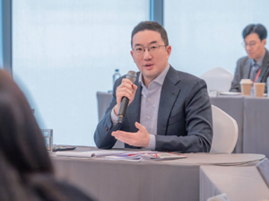 구광모 LG그룹 회장이 3월 25일 서울 중구 남산리더십센터에서 주요 계열사 사장단 40여 명이 참석한 사장단 회의에서 발언하고 있다. /사진 LG 