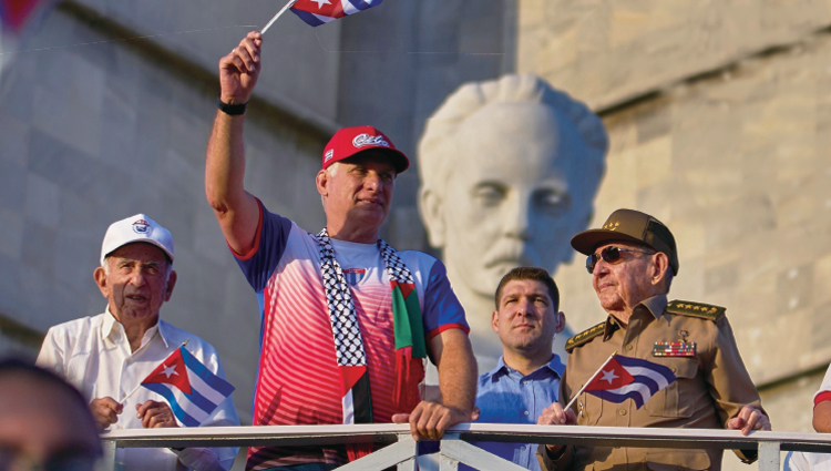 쿠바의 미겔 디아즈카넬 (왼쪽에서 두 번째) 대통령이 2025년 5월 1일 하바나 혁명 광장에서 라울 카스트로(오른쪽)와 그의 손자 라울 기예르모  로드리게스 카스트로 (오른쪽에서 두 번째) 옆에서 5월의 퍼레이드를 
관람하며 쿠바 국기를 들고 있다. /사진 AP연합