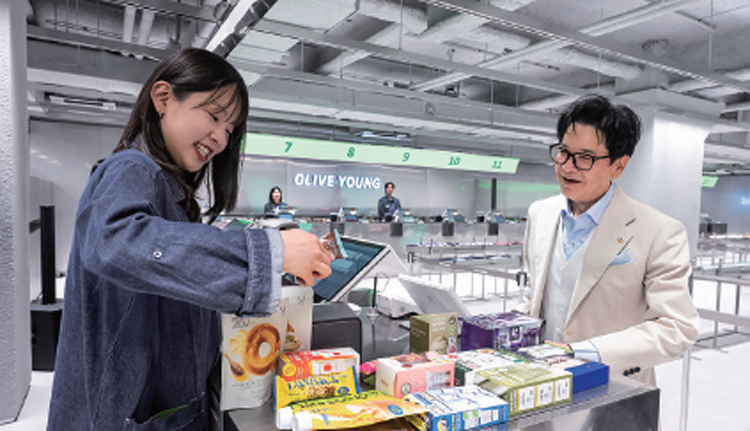 이재현 CJ그룹 회장이 3월 26일 서울 ‘올리브영 센트럴 명동 타운’을 살펴보고 있다. /사진 CJ그룹 
