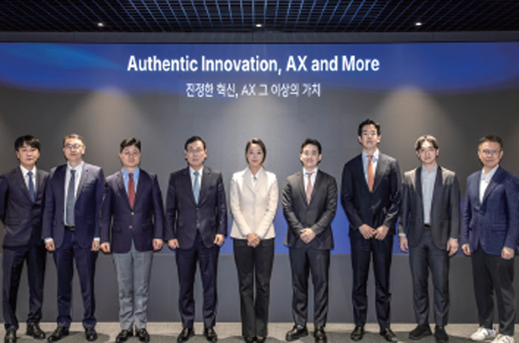 더존비즈온 공동대표가 된 지용구(왼쪽 세 번째) 사장과 이강수(왼쪽 네 번째) 부회장이 3월 27일 ‘2026년 비전 선포식’ 후 기념 촬영을 했다. /사진 더존비즈온 