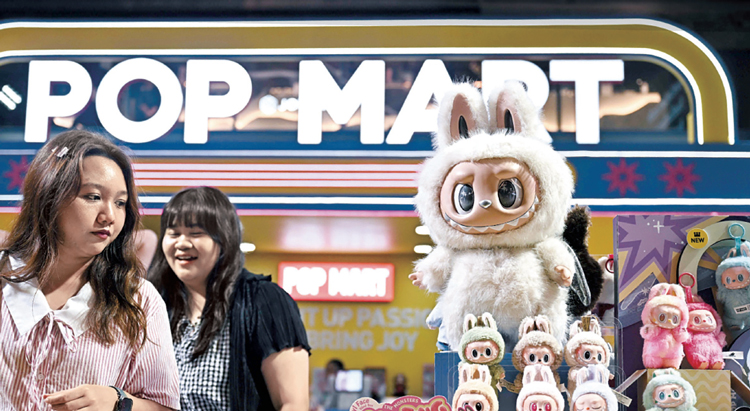 태국 방콕 시암센터 쇼핑몰에 마련된 팝마트 팝업 스토어에 털북숭이 캐릭터 인형 라부부가 전시돼 있다. /사진 AFP연합