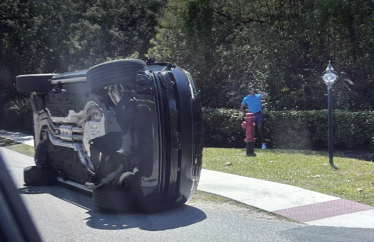 타이거 우즈가 3월 27일 미국 플로리다주 마틴 카운티
주피터 아일랜드 인근에서 발생한 교통사고 후 전복된 차량 옆에 서 있다. /사진 AP연합