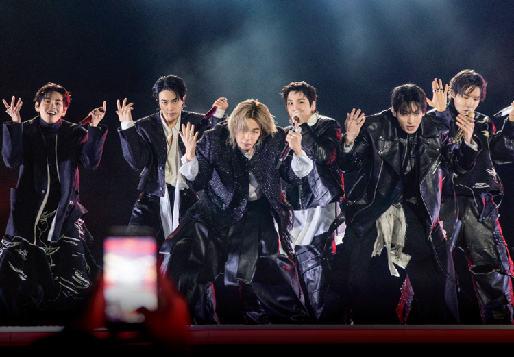 3월 21일 서울 광화문광장에서 ‘BTS 컴백 라이브: 아리랑’ 발매 기념 컴백 공연 중인 BTS. /사진 AFP연합