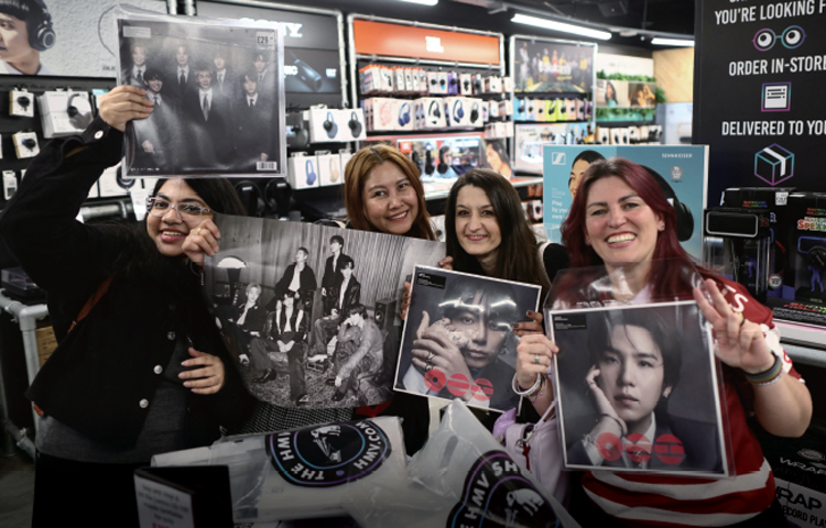 2026년 3월 20일, BTS 새 앨범 ‘아리랑’ 발매를 기념해  
영국 런던 옥스퍼드 스트리트에 있는 HMV 매장에 모인 BTS 팬 ‘아미’. /사진 로이터연합