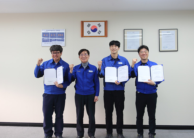 성낙곤(왼쪽에서 두 번째) 한세모빌리티 대표가 4월 1일 AI 아이디어 경진대회에서 우수한 아이디어를 제안한 임직원에게 상금과 표창을 수여했다./한세예스24홀딩스
