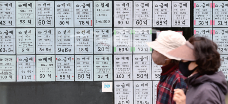 KB부동산 3월 전국 주택 가격 동향에 따르면, 3월 16일 기준  강남구 아파트 매매가격은 -0.16%를 기록, 2024년 3월 이후  처음으로 하락 전환했다. 사진은 3월 30일 오후 서울 강남구  한 부동산에 붙은 급매물 안내문. /사진 뉴스1