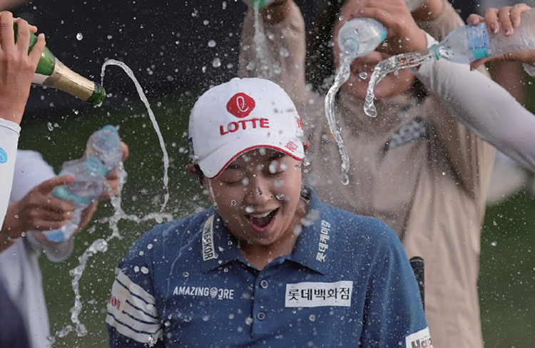 3월 30일(현지시각) 미국 애리조나주 피닉스 와일드
호스 패스의 월윈드 골프 클럽에서 열린 ‘2026 포드
챔피언십’에서 우승한 김효주가 18번 홀 그린에서
동료들의 축하를 받고 있다. /사진 AP연합